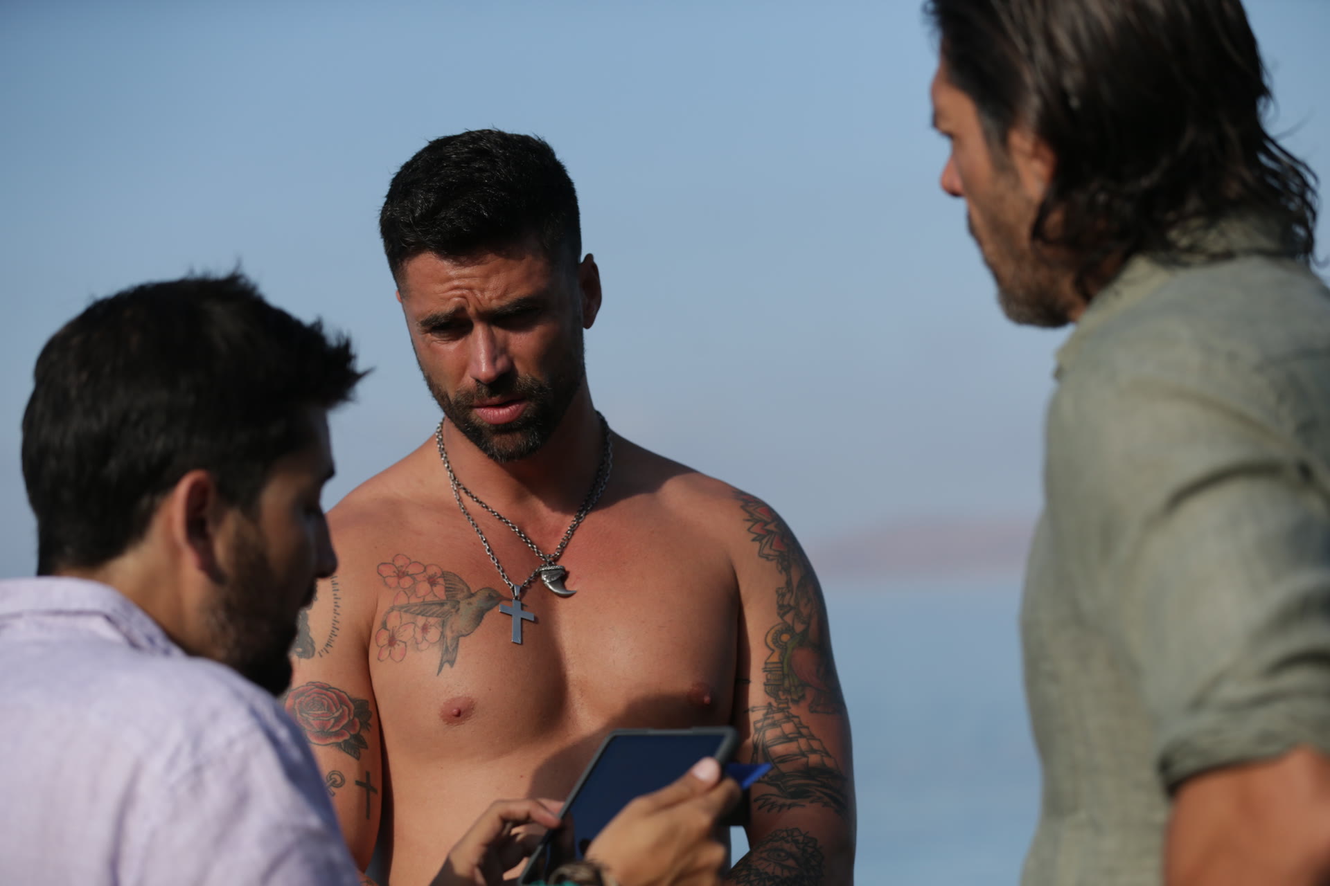 El Señor 7 actor receiving direction before the take