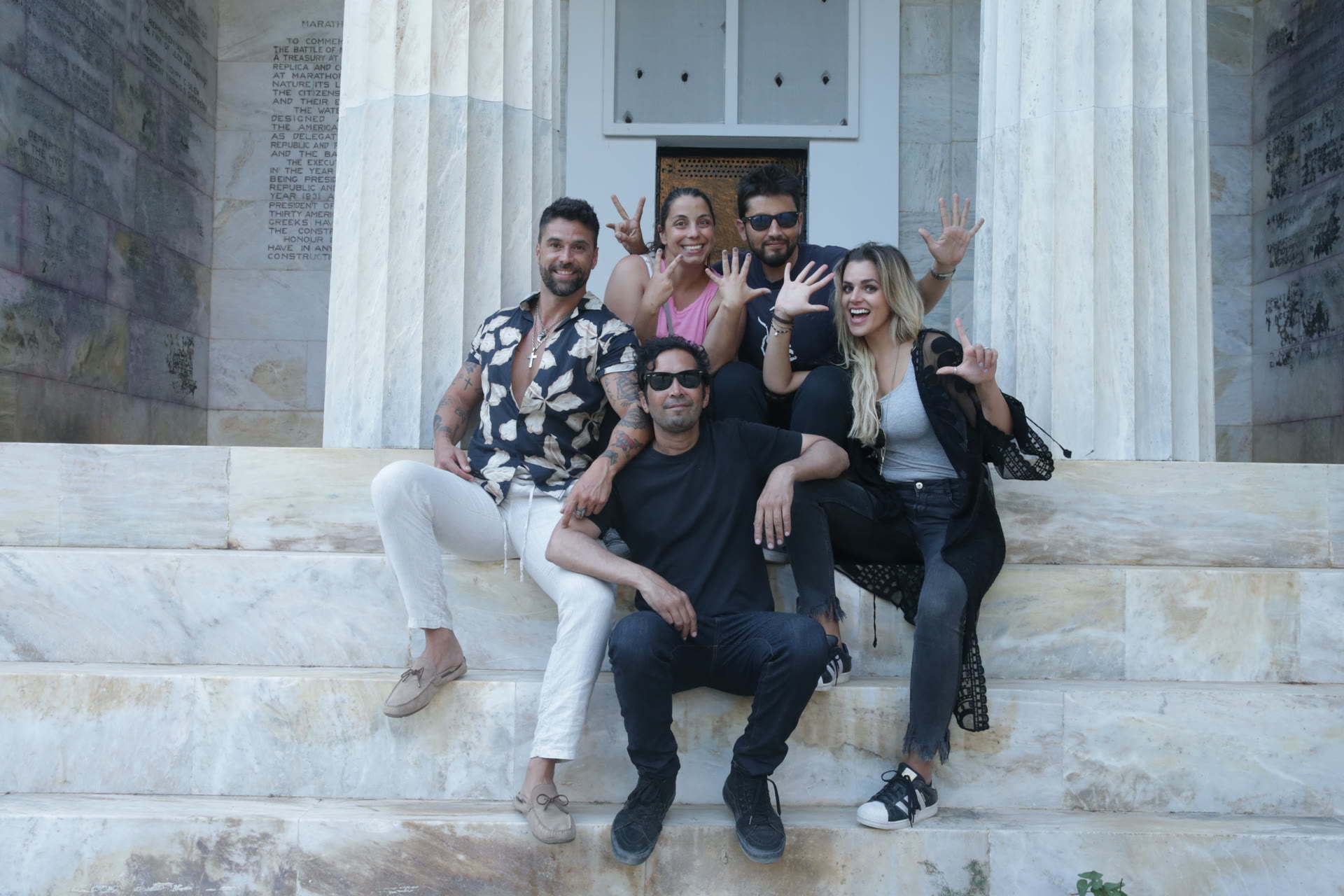 El Señor 7 cast posing together on location